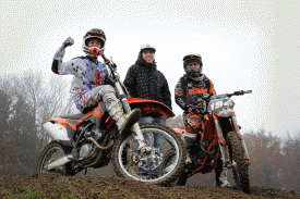 Arnaud Tonus, au centre, distille ses conseils au boute-en-train Valentin Guillod et à Kevin Auberson, à droite. Le pilote d’Epautheyres va participer pour la première fois au Supercross de Genève. © Nadine Jacquet