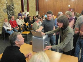 Les différentes sensibilités des paroissiens d’Yverdon-Temple ont pu s’exprimer à visage découvert, mais les votes se sont déroulés à bulletin secret. © La Région