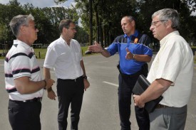 Jean-Daniel Carrard, municipal yverdonnois de la police, Pascal Pittet, commandant de Police Nord vaudois, Jean- Marc Collet, adjudant et chef de l’unité technique, et Jean-Michel Benay, commandant du SDIS, se sont retrouvés hier, sur place, pour discuter des solutions envisageables pour la gestion du parking de la plage.