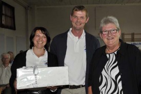 Mercredi soir, à Bavois, lors de l’assemblée générale de l’ADNV, Bénédicte et Vincent Tyrode, fromagers à L’Auberson, ont reçu le prix ADENOVA 2014 des mains de Pierrette Roulet-Grin, préfète honoraire (à dr.).