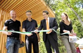 De g. à dr. : François Silva, chef de projet, Hanspeter Schneider, président de la fondation ViaStoria, Pacal Broulis, conseiller d’Etat et Carine Wagner, conservatrice du patrimoine archéologique lors du coupé de ruban.