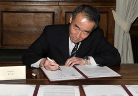 Hiromi Ito, directeur de l’Ota City Industrial Promotion Organization, lors de la signature.