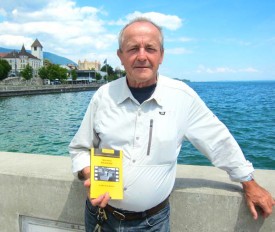 Michel Bory devant Grandson. La trame de son nouveau roman se déroule dans une belle région, sur la frontière entre les cantons de Berne et Fribourg.