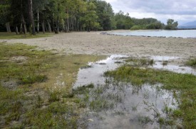 Bordées par d’imposantes flaques d’eau, la plage de VD8 n’est guère engageante.