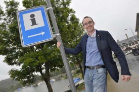 Cédric Paillard montre le chemin vers le point d’information touristique, qu’héberge, depuis une année, l’épicerie du Pont.