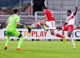 Le Lisboète Talisca sème la pagaille dans la défense sédunoise, devant des tribunes pleines au Stade Municipal.