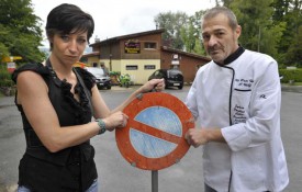 Les panneaux d’interdiction de stationner menacent le restaurant de Sylvie Montzer et Christian Wolf.