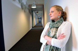 Marianne Savary pose dans le couloir central des bureaux d’Urbat.