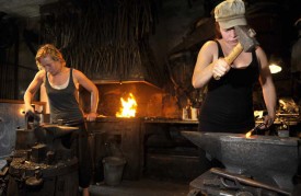 C’est au côté de leur père, forgeron, qu’Amélie (à g.) et Emma Pietrzykowska ont appris leur métier.