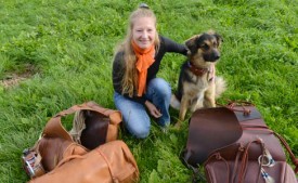 Christine Jordi, à Ballaigues avec son chien Lucky et une partie de son matériel. Son cheval Deneb était, ce jour-là, dans son écurie à Bottens.