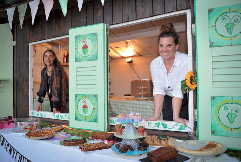 La Cabane des fées, avec Pamela Lenz (à g.) et Elise Mayor (à dr.). ©Carole Alkabes