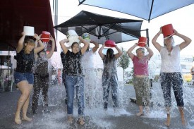 De g. À dr. Theresa Rule, Valérie Rio, Eva Otero, avec, derrière elle Suzan Newhall, François Egger, Isabel Otero, Anne Pascale et Petra Benamo, ont accepté de prendre une douche d’eau glacée pour la maladie de Charcot.