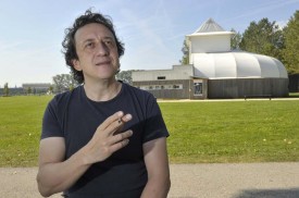 Sorti du Conservatoire de Lausanne en 1988, Raoul Teuscher réalise son rêve en tant que metteur en scène.