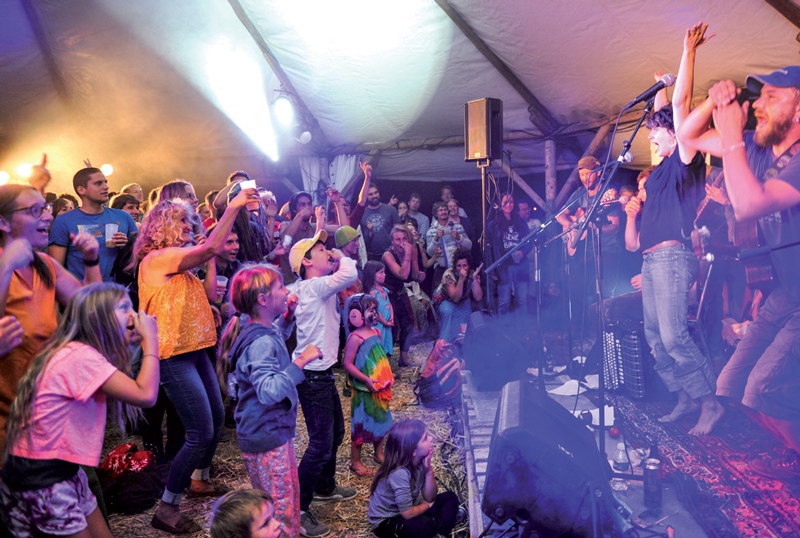 Le groupe déjanté Al Ouest a assuré l’ambiance sous le chapiteau. ©Carole Alkabes