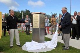 L’ancien réfugié Walter Reed et l’ancien passeur Bernard Bouveret ont levé le voile sur le monument.