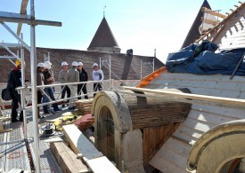 La toiture de l’édifice couvre une superficie de 1850 m2, à raison de 42 tuiles au m2.