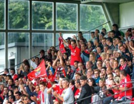 Près de 3000 supporters de Benfica contre une petite dizaine d’irréductibles Valaisans s’étaient massés aux abords du Stade Municipal.