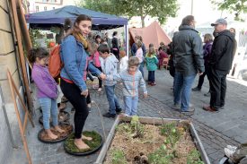 Les activités ludiques, comme marcher sur de la mousse, ont fait l’unanimité. ©Michel Duperrex