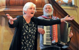 Le mélange de paroles en patois et d’accordéon du duo Trouveur valdotèn, composé de Liliane Beitolo et Alessandro Boniface, a eu un succès phénoménal au Temple. ©Carole Alkabes