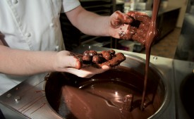 Confection de mini-truffes de dégustation dans le cadre de la Semaine du chocolat. ©Michel Duperrex
