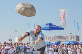 Le Jurassien Yves Allemann, dit «Pupuce», lors du lancer de la fameuse pierre d’Unspunnen (83,5 kg): «Je m’entraîne avec une vieille boille à lait lestée de 90 kg.» ©Simon Gabioud