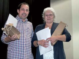 Les Brandons, dont le président Mathias Schüler souhaite la reprise dès l’an prochain, ont été mentionnés. Louis Martins, constructeur attitré du bonhomme hiver et Dominique Schneiter étaient présents. ©Champi