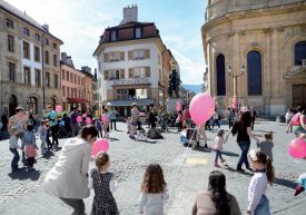 Avec «Tondorunderond», les nombreux participants ont appris quelques pas simples tout en écoutant de la musique, afin de danser ensemble sur la place Pestalozzi. A tour de rôle, chacun a pu prendre les commandes de la ronde. ©Michel Duperrex