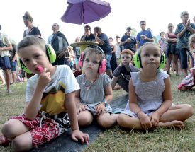 Tous les moyens étaient bons pour protéger les oreilles des plus jeunes. ©Michel Duperrex