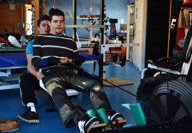 Benoît Thévenaz, à l’entraînement avec Yann Martinelli, entraîneur en activités physiques adaptées, qui le suit depuis quelques années, dans la salle qu’il a aménagée et où il est prêt à accueillir des personnes qui seraient dans la même situation que lui et qui voudraient s’entraîner. © Pittet