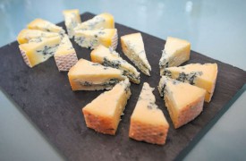 l existe deux versions du Bleu des Combiers. Le fromage plus doux, en arrière-plan, est le fruit d’une période d’affinage plus courte que son pendant corsé. © Carole Alkabes