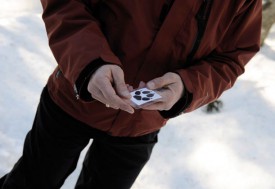 Yves Giroud, explique les caractéristiques des empreintes d’animaux au moyen de cartes. © Nadine Jacquet