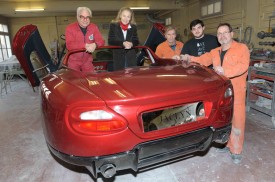 Franco et Françoise Sbarro, avec leurs collaborateurs Jean-Pierre Cochard, Florian Perron et Toni Severino, avec la «Jaclyn», en cours de montage, qui sera présentée en première mondiale. © Michel Duperrex