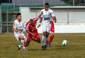 Le Fribourgeois Kone s’effondre cette fois face à Benhaddouche et Rochat. Mais c’est lui qui aura le dernier mot au Stade Municipal. © Champi