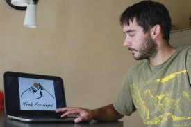 A peine rentré en Suisse, Bastian Fleury a créé une association et un site internet pour venir en aide aux victimes des tremblements de terre au Népal. © Camille Bardet