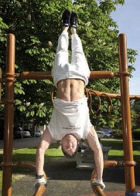 La pièce droite. Une des figures «artistiques» du street workout. © Michel Duperrex