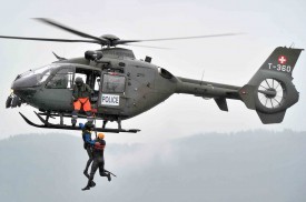 En collaboration avec l’Armée suisse, les brigades du lac des sites d’Yverdon et d’Ouchy se sont entraînées dans le but d’être capables de venir en aide à la population lorsque la situation impose une intervention en hélicoptère. © Michel Duperrex
