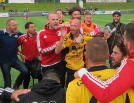 Scène de liesse bavoisane à l’issue de la rencontre de samedi à Baden: le FC Bavois est promu! © Natacha Tallin