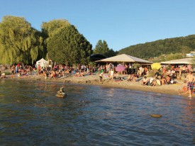 Festi’Cheyres c’est des concerts les pieds dans le petits et des grands. © Muriel Aubert/Lionel Pittet/Michel Duvoisin