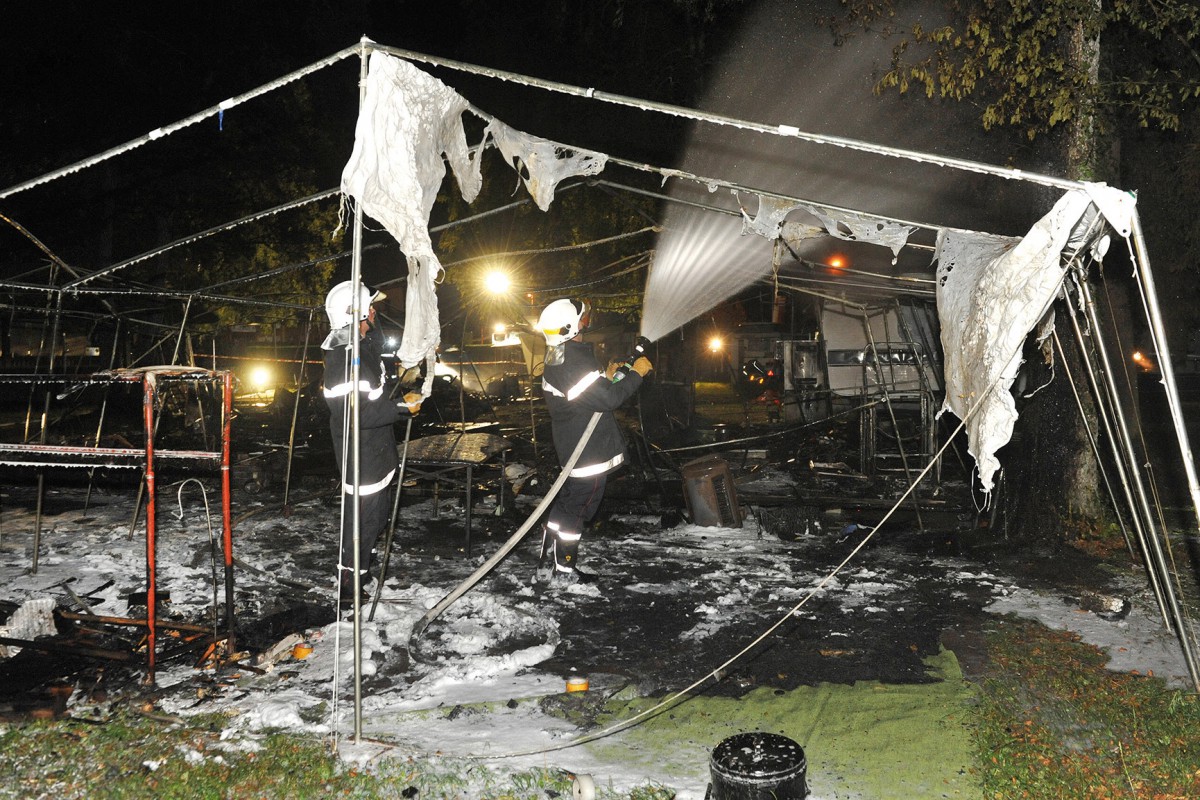 Tentes et caravanes détruites par le feu