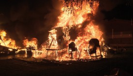 23h25: plusieurs caravanes sont en feu à l’arrivée des pompiers. © SDIS Nord vaudois