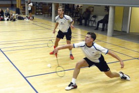L’Ecossais Patrick MacHugh et Pierrick Deschenaux (au premier plan), associés en double, ont remporté leurs deux matches du week-end. © Michel Duvoisin