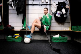 A 24 ans, Maël Campanile jongle entre deux mondes à la fois proches et bien différents, en passant des vestiaires de hockey sur glace à ceux des petites ligues du football régional. © Nadine Jacquet