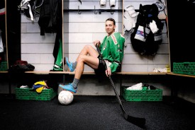 A 24 ans, Maël Campanile jongle entre deux mondes à la fois proches et bien différents, en passant des vestiaires de hockey sur glace à ceux des petites ligues du football régional. © Nadine Jacquet