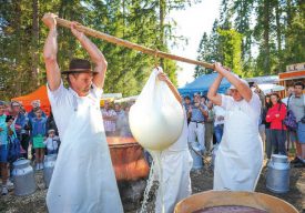 ...Une fois passé par l’étape du chauffage, sur un feu de bois, le lait franco-suisse utilisé se transforme doucement et gagne en consistance. ©Carole Alkabes