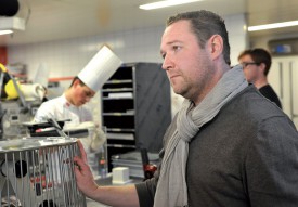 Pâtissier de renom, Patrick Bovon ne rate pas une miette du spectacle. ©Michel Duperrex