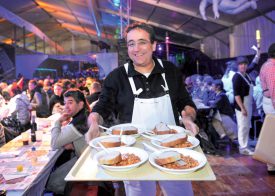 Le conseiller d’Etat Pascal Broulis, à domicile, a servi les repas du vendredi. ©Carole Alkabes