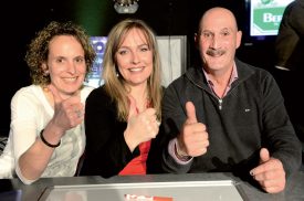 La syndique d’Ependes, Carole Glauser (au centre) et ses acolytes, Séverine Henri et Rémy Perrin, ont détrôné Pomy, vainqueur du Trophée des Communes 2016. ©Michel Duperrex