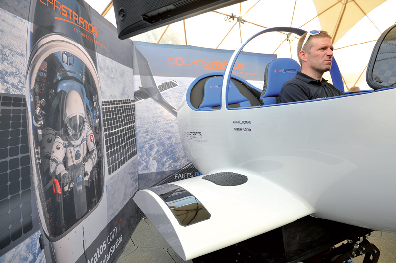 L’éco-aventurier Raphaël Domjan a inauguré le simulateur de vol trois axes. ©Michel Duperrex