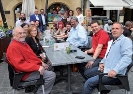 Au PS, c’est Pierre Dessemontet (au centre) qui gardait un oeil sur les scrutins, tout en profitant de la terrasse du Trèfle Gourmand au coeur de la ville. ©Carole Alkabes