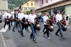 La Jeunesse de Provence-Mutrux a paradé avec des accessoires qui cadraient plutôt bien avec le thème du Giron du Nord 2017. ©Michel Duperrex